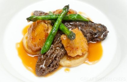 Chicken wings with gnocchi, morels, asparagus and chicken emulsion