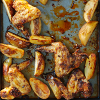 Chicken wings with potato wedges