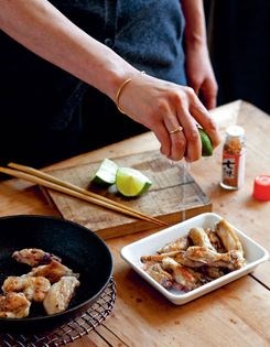 Chicken wings with salt and shichimi (Teba shichimi)