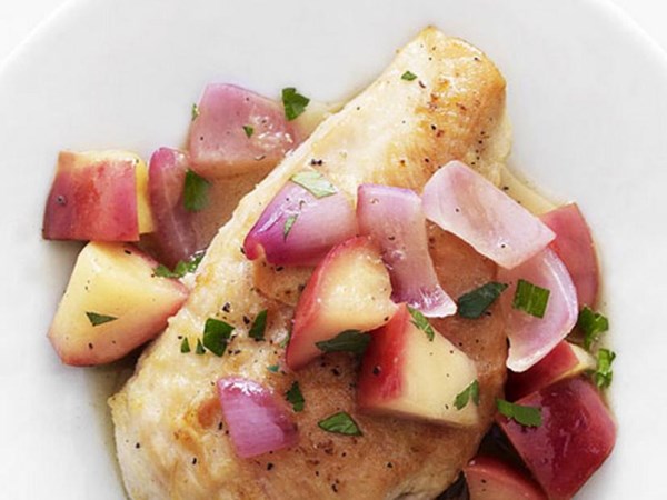 Chicken with apple, onion and cider sauce