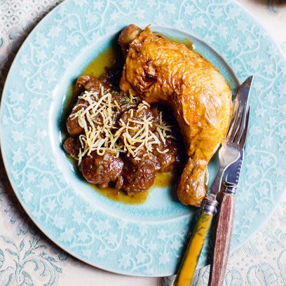 Chicken with apricots (Jardaloo ma murghi)