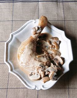 Chicken with cream, apples, and mushrooms (Poulet Vallée d'Auge)