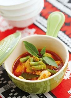 Chicken with curry paste and French green beans (Chicken prik King)