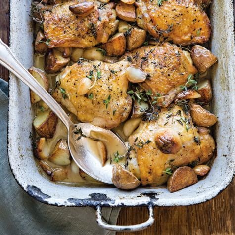Chicken with forty cloves of garlic and potatoes