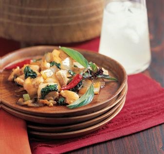 Chicken with fresh basil (Gai paht bai graprao)