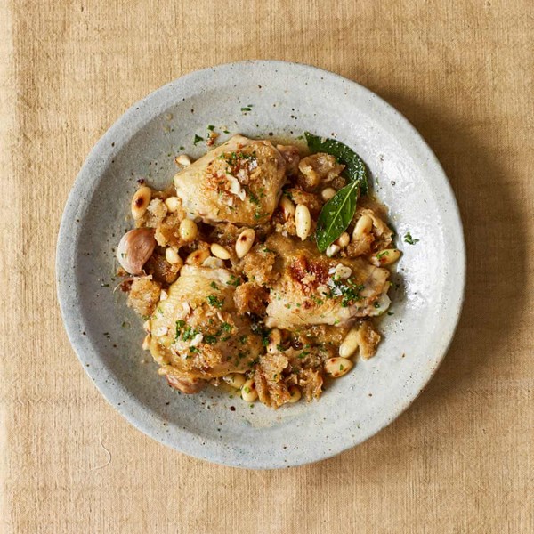Chicken with garlic and almonds