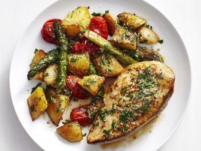 Chicken with garlic potatoes and asparagus
