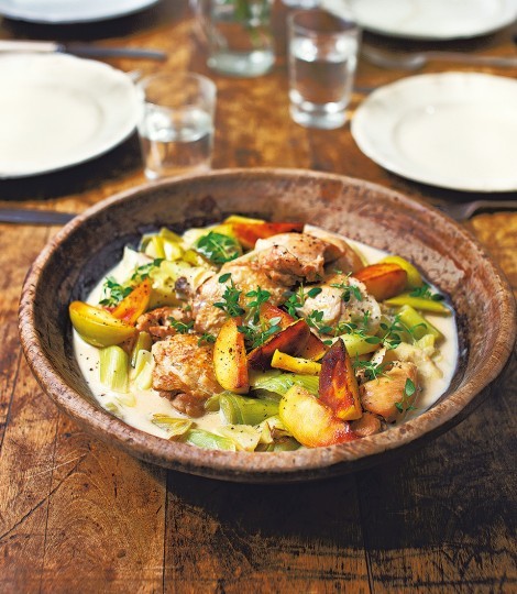 Chicken with leeks, apples and cider