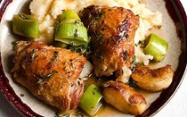 Chicken with leeks, apples and cider