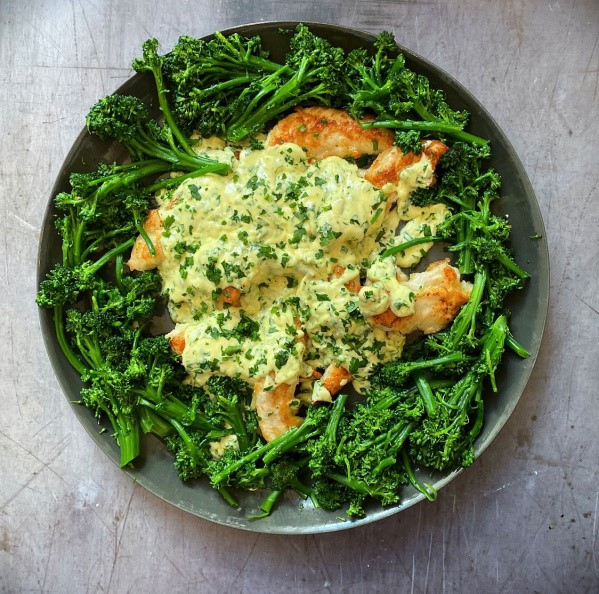 Chicken with lemon, cream and parsley sauce