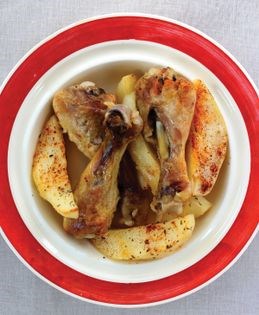 Chicken with oven-baked potatoes (Kotopoulo me patates sto fourno)
