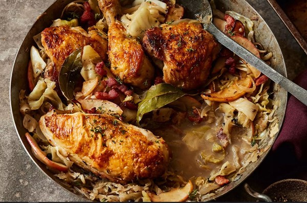 Chicken with sauerkraut, bacon & apples