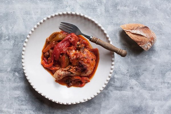 Chicken with tomatoes and red peppers (Pollo e peperoni)
