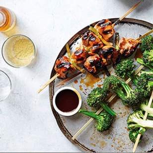 Chicken yakitori with broccoli
