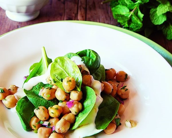 Chickpea and spinach salad with cumin dressing
