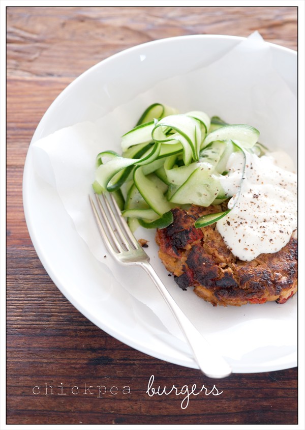 Chickpea burgers with yoghurt sauce