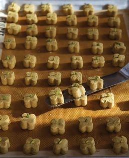Chickpea cookies (Nan-e nokhodchi)