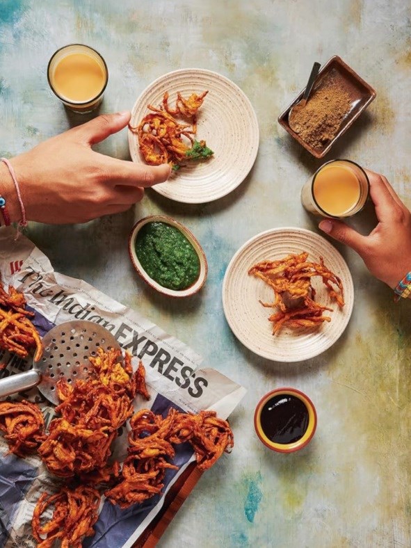 Chickpea flour-coated onion fritters (Kande bhajji)