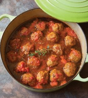 Chickpea meatballs in aromatic tomato sauce (Kufteh-ye ghermez-e nokhodchi-e Esfahani)
