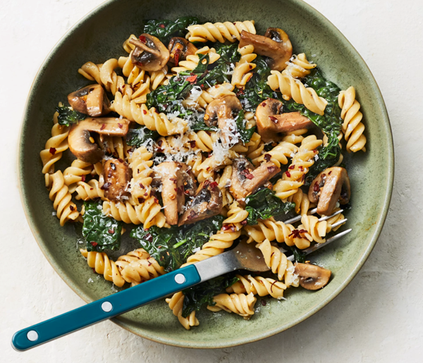 Chickpea pasta with mushrooms & kale