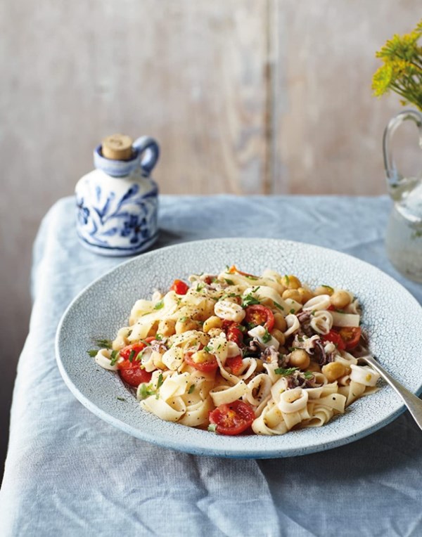 Chickpea pasta with squid and chickpeas (Laganelle con calamari e ceci)