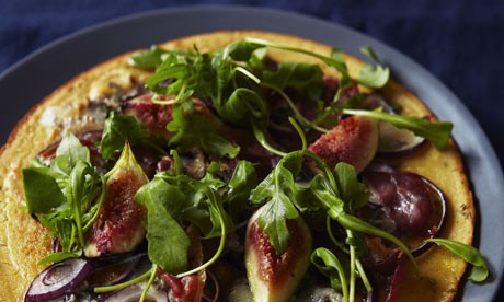 Chickpea pizza with figs, Gorgonzola and prosciutto
