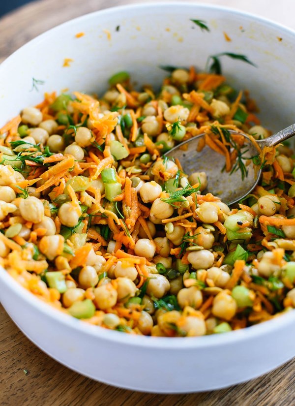 Chickpea salad with carrots and dill