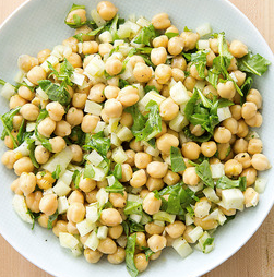 Chickpea salad with fennel and arugula