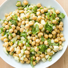 Chickpea salad with fennel and arugula