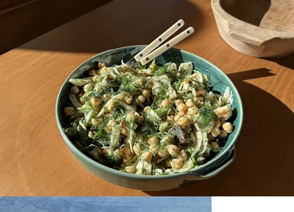 Chickpea salad with fennel, halloumi & dill