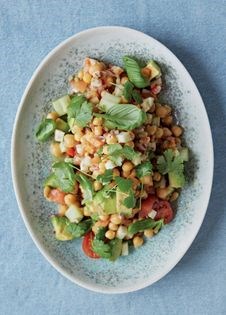 Chickpea salad with olives, red onion and tomatoes (Kikærtesalat med oliven, rødløg og tomater)