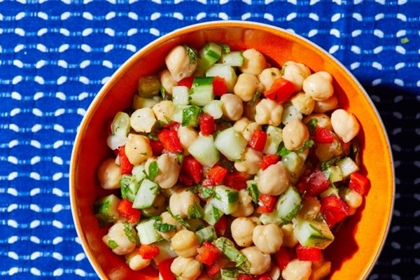 Chickpea salad with red pepper, cucumber and mint