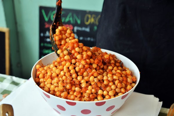 Chickpea salad with tomato sauce and wakame seaweed