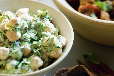 Chickpea salad with yoghurt dressing