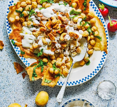 Chickpeas and garlic yogurt with fried bread (Fattet hummus)