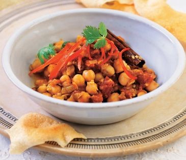 Chickpeas in onion-scented tomato sauce