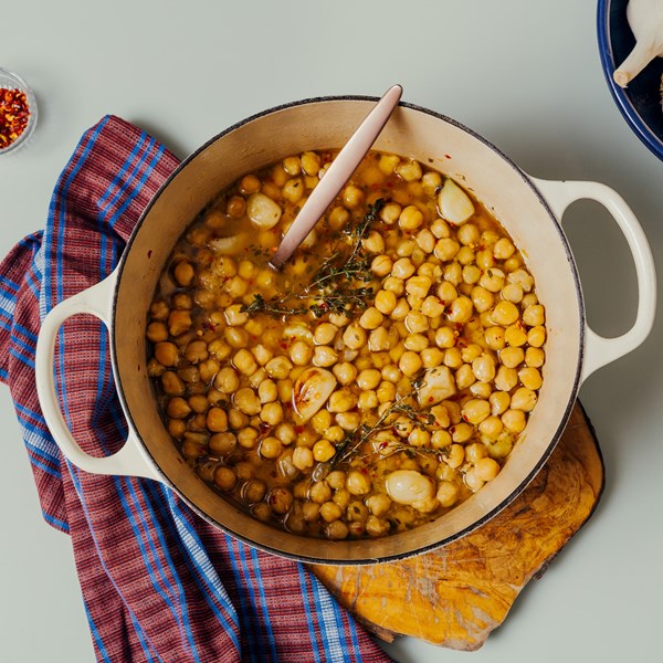 Chickpeas with 40 cloves of garlic