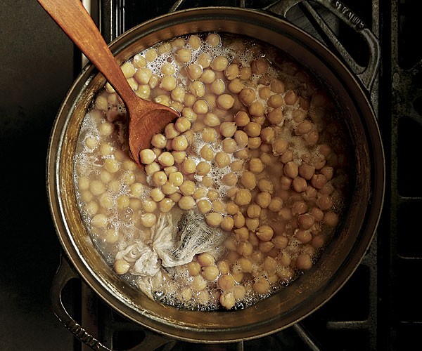 Chickpeas with bay leaves and herbs