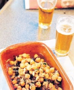 Chickpeas with black pudding in garlic and parsley (Garbanzos con butifarra negra)