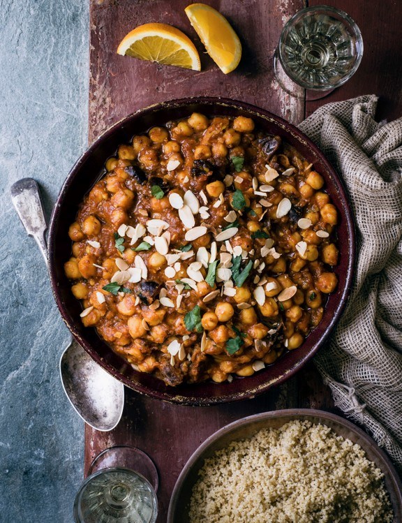 Chickpeas with dates, turmeric, cinnamon and almonds