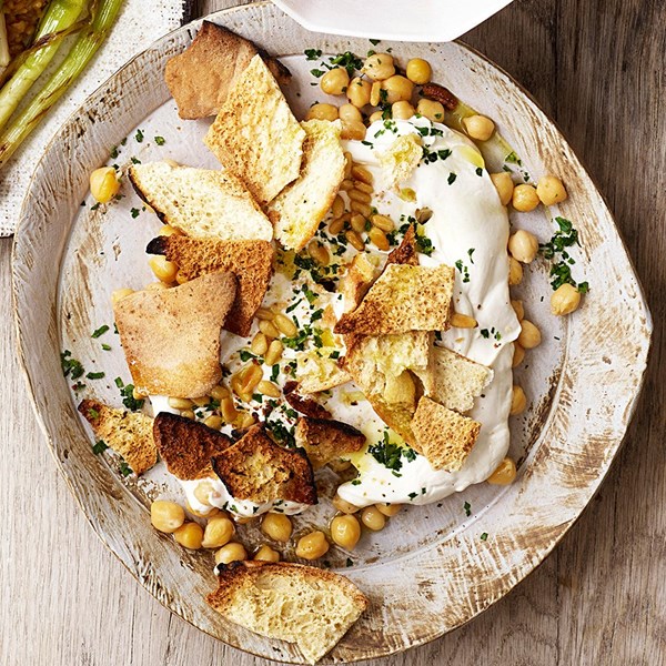 Chickpeas with garlicky yogurt & toasted pita (Fatteh hommos)