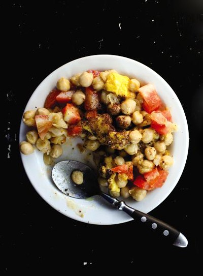 Chickpeas with mango pickle (Zalata amba)