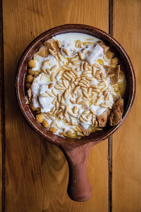 Chickpeas with pita and spiced yogurt (Fattet hummus)