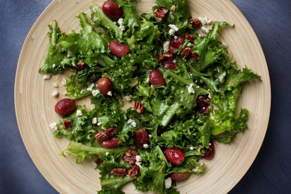Chicory salad with roasted grapes