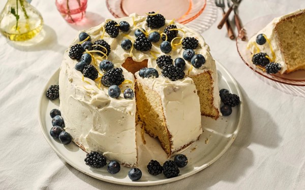 Chiffon cake with lemon and blueberries
