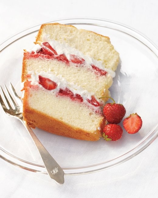 Chiffon cake with strawberries and cream