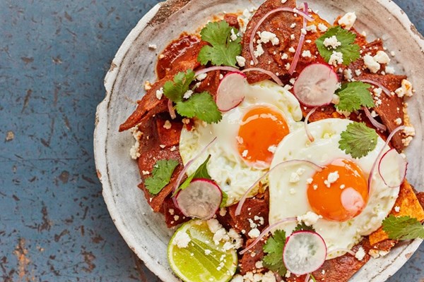 Chilaquiles rojos con huevos