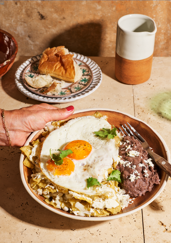Chilaquiles with eggs (Chilaquiles con huevo)