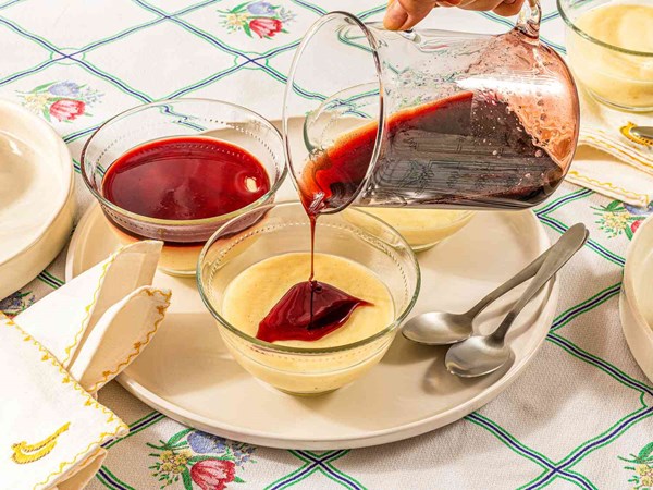 Chilean semolina pudding with red wine syrup