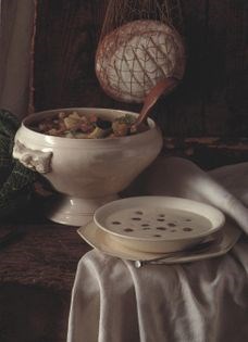 Chilled garlic and almond soup with grapes (Sopa fría de ajo y almendra con uvas)